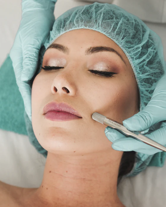 Esteticista fazendo um tratamento facial