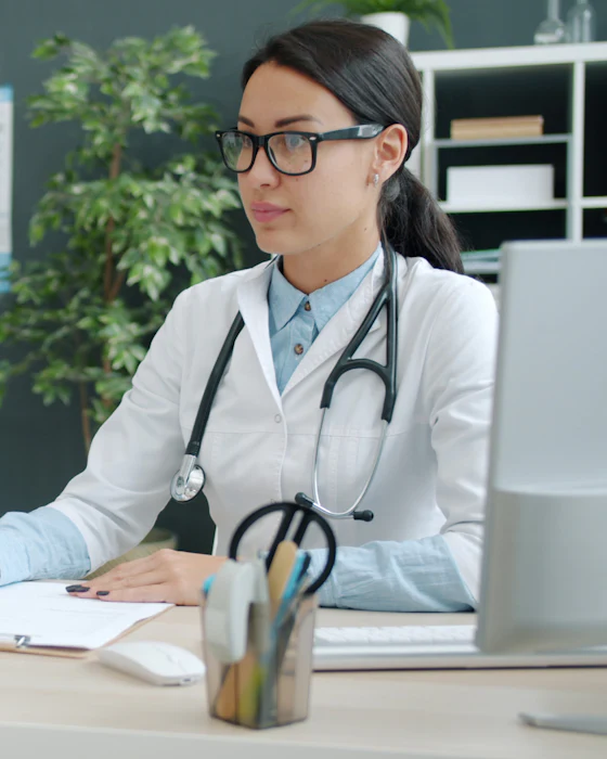 Médica atendendo uma paciente no consultório